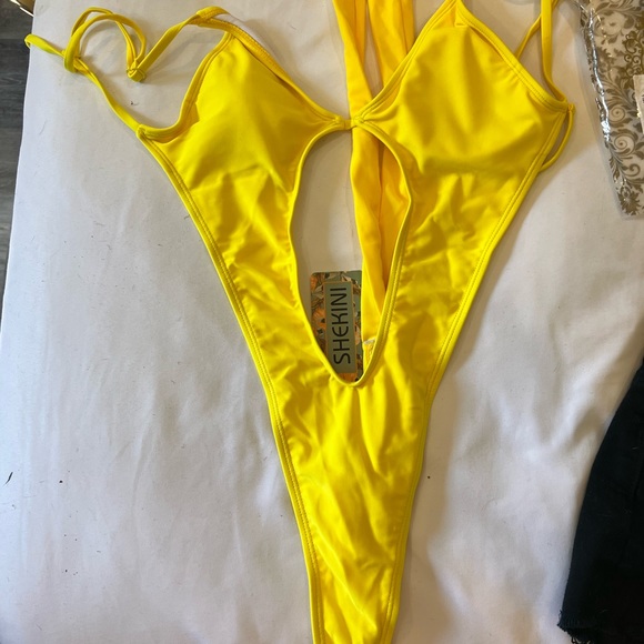 Sexy yellow monokini - Picture 2 of 3